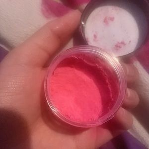 100% natural,made with vegetable powder. Apply with small brush for best results